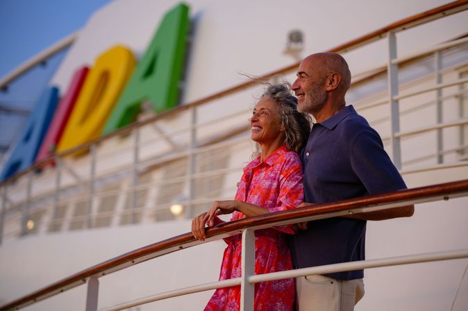 Paar steht an Bord eines AIDA Schiffes