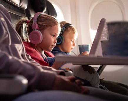 Kinder im Flugzeug