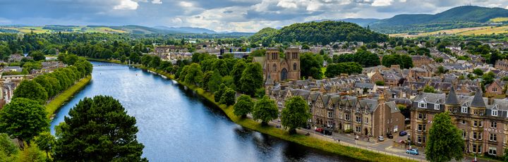 Blick auf die Stadt Inverness, welche an einem Fluss liegt.