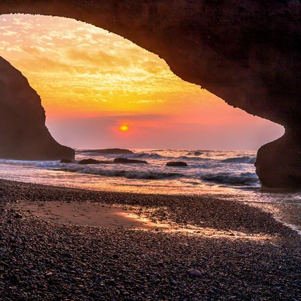 Brandung Atlantik und Sonnenuntergang über Felsen von Legzira