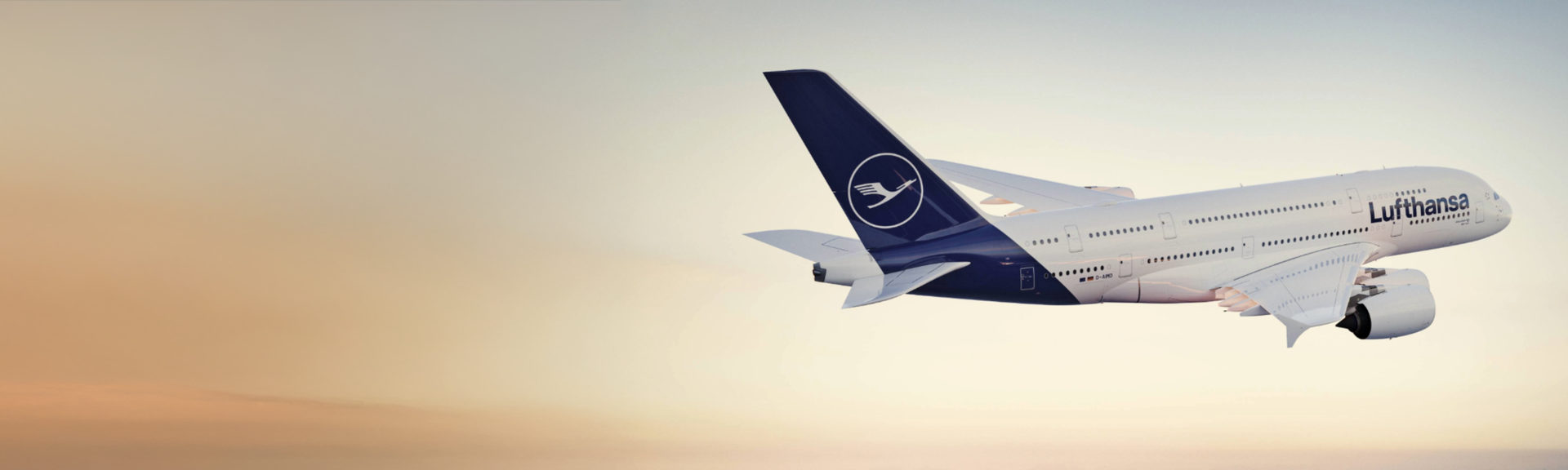Lufthansa Flugzeug über den Wolken