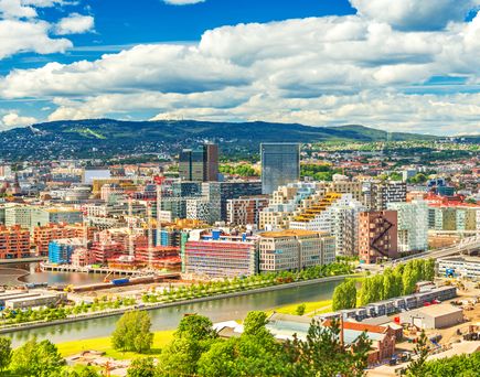 Wunderschönes Stadtbild von Oslo an einem Sommertag.
