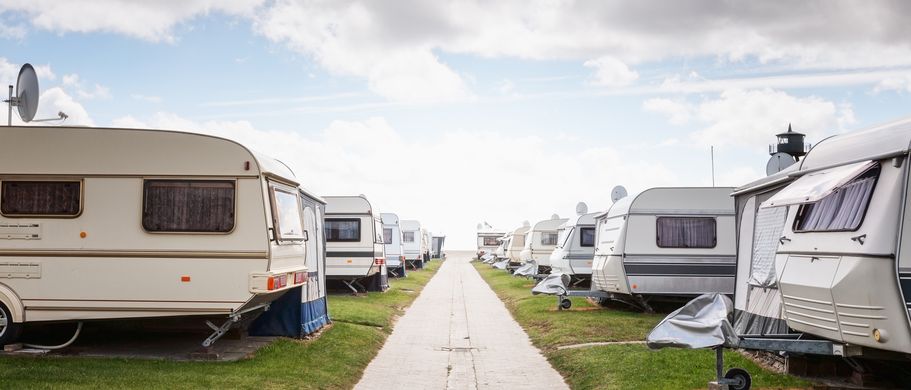 Camper auf einem Campingplatz