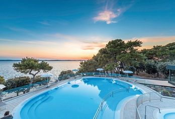 Hotel, Pinija