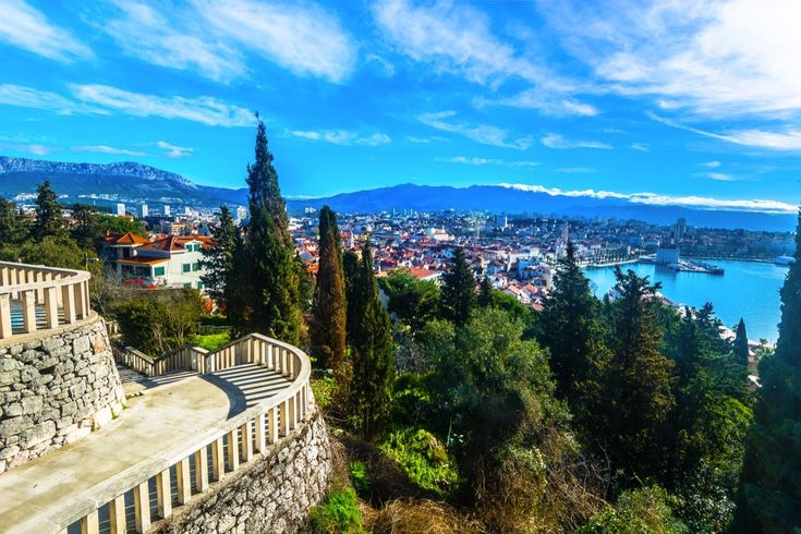 Die Stadt Split mit einem Hafen und Gebäuden am Wasser.