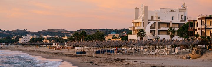 Strand von Golem am Abend im Sonnenuntergang
