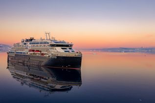 HX Schiff im Sonenuntergang auf dem Meer