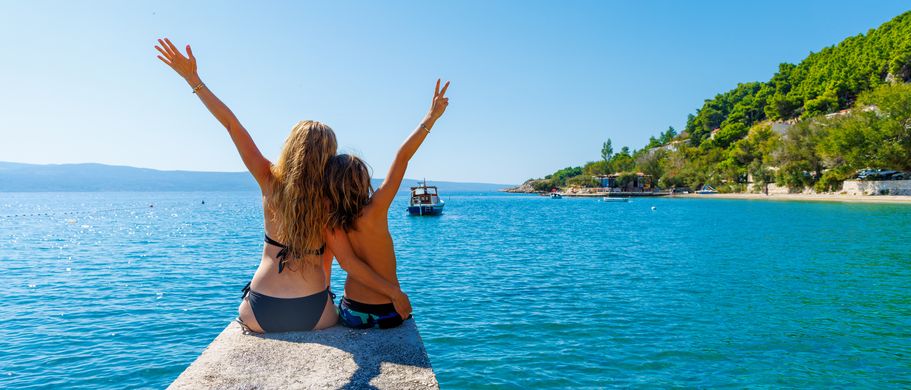 Mutter mit Kind am Strand