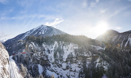 Verschneites Gebirge 