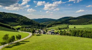 Panorama auf eine bergige Natur