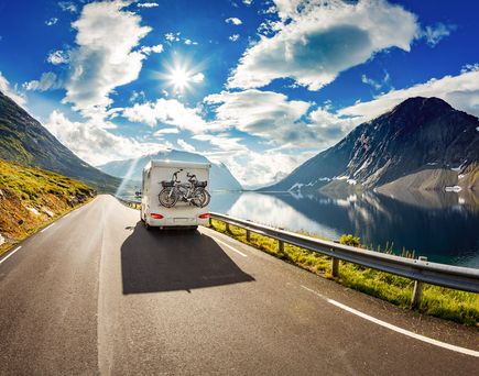 Eine Straße, die sich durch eine bergige Landschaft schlängelt.