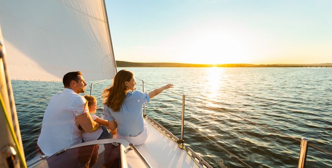 Familie auf Segelyacht