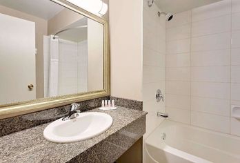 Hotel, Ramada by Wyndham Kamloops