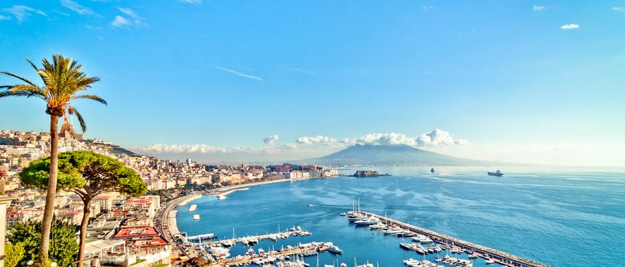 Auf Städtereise in Italien Urlaub Neapel Blick über Hafen zum Vesuv