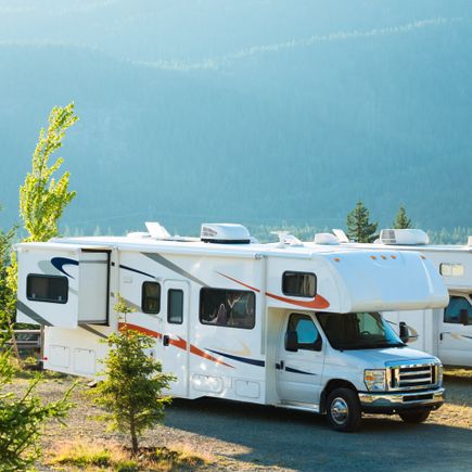 Info Camper Handbuch Wohnmobil Urlaub Wohnmobile vor Berglandschaft