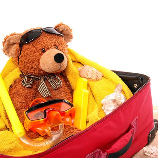 Gepackter Koffer mit Teddybär