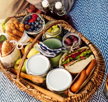 Ein Picknickkorb mit Speisen und Getränken.