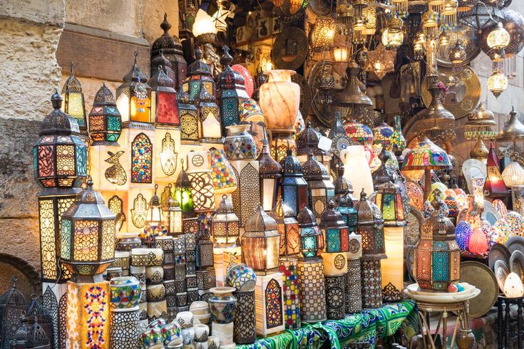 Ein farbenfroher Stand auf dem Khan el-Khalili Basar in Kairo, überladen mit traditionellen orientalischen Laternen und Lampen in verschiedenen Formen und Größen.
