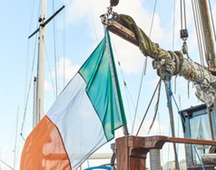Ein Segelboot im Hafen.