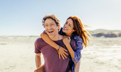 Pärchen Huckepack am Strand