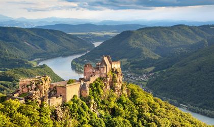 Blick über ein Schloß auf die Donau