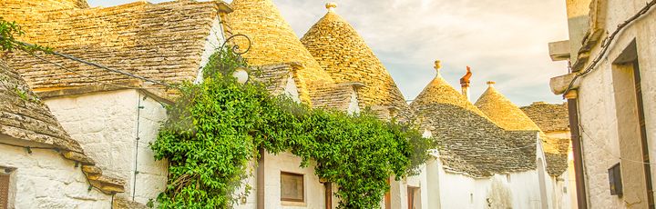 Eine Stadtansicht mit Gebäuden und einem Brunnen.