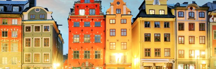Eine Reihe von bunten Häusern in Stockholm.