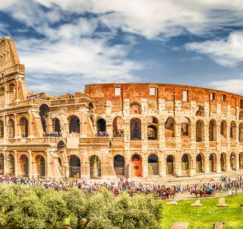 Eine Straße mit Gebäuden und einem Bogen.