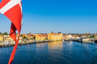 Ein Fährschiff mit Dänemark Flagge verlässt den Hafen