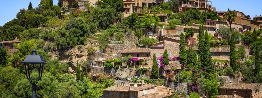 Deia ein Küstendorf im Serra de Tramuntana Gebirge