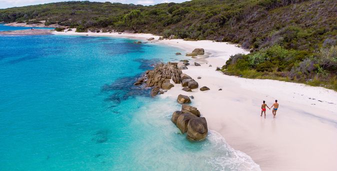 " Männer schlendern am Strand in Australien