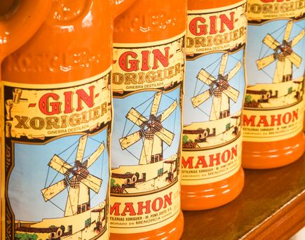 Eine Reihe von Gin-Flaschen in einem Laden.
