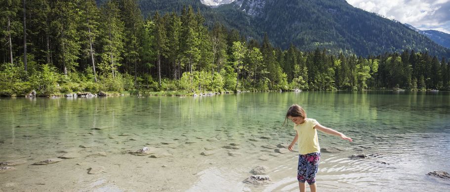 Bayerischer Wald Kind im See