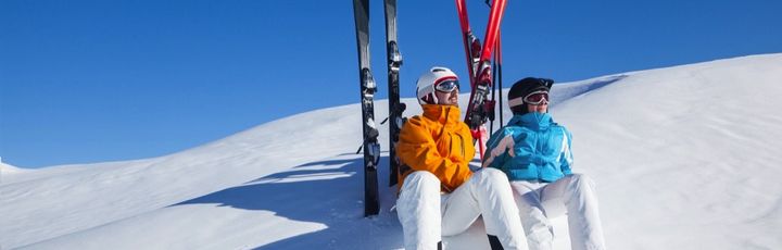 Skifahrer sitzen im Schnee