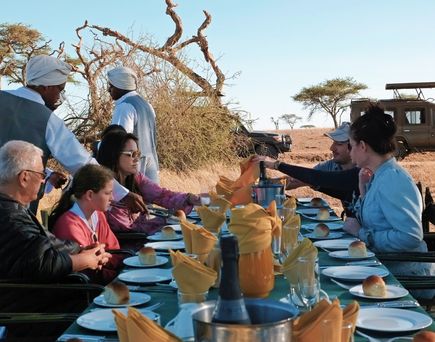 Glamping Afrika Reise Urlaub Gedeckter Tisch in der Savanne