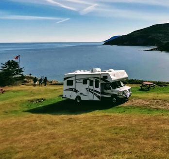 Camper in Nova Scotia auf der Klippe mit Meer im Hintergrund