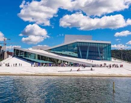 Zu sehen ist das imposante Opernhaus, Perspektive vom Wasser aus.