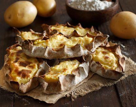 Traditionelle Karelianische Gebäcke mit Kartoffeln