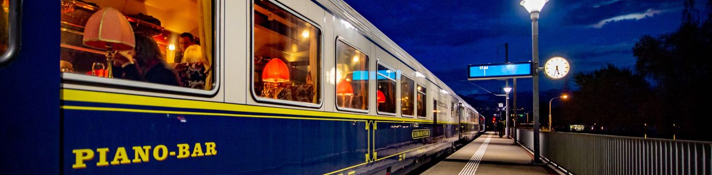 Blick auf den Waggon Piano Bar der im Bahnhof steht