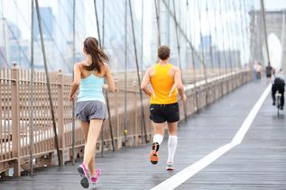 Zwei Läufer laufen durch new York