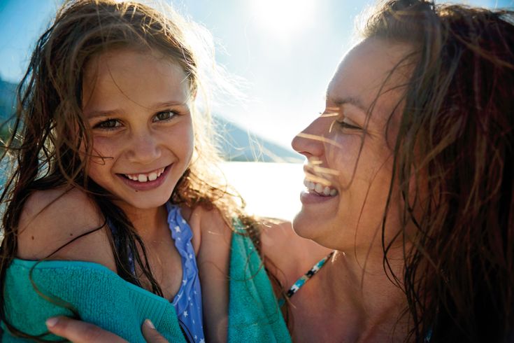 Mädchen und Frau lächelnd am Strand