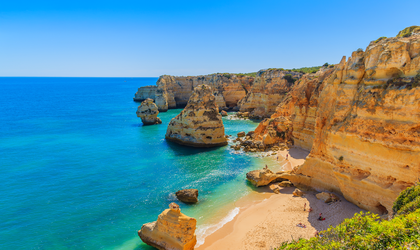 Blick auf Bucht an der Algarve mit Strand und Felsen 