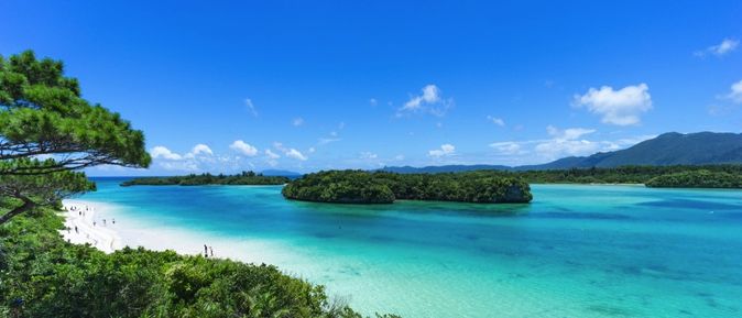 Okinawa blaues Wasser mit weißem Strand und grünen Inseln 