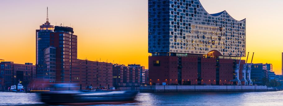Die Elbphilharmonie in Hamburg, Deutschland, mit Blick auf den Hafen.