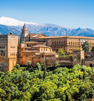 Sicht auf die Alhambra Stadtburg auf dem Sabikah-Hügel im andalusischen Granada in Spanien.