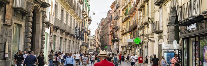  Menschen, die auf der Via Toledo Straße in Neapel, Italien spazieren gehen