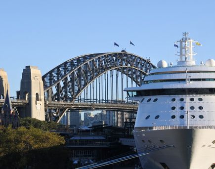 Kreuzfahrtschiff hat an der Sydney Harbour Bridge angelegt.