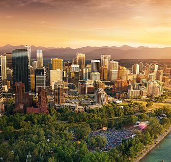 Blick aus Vogelperspektive auf Calgary in Kanada