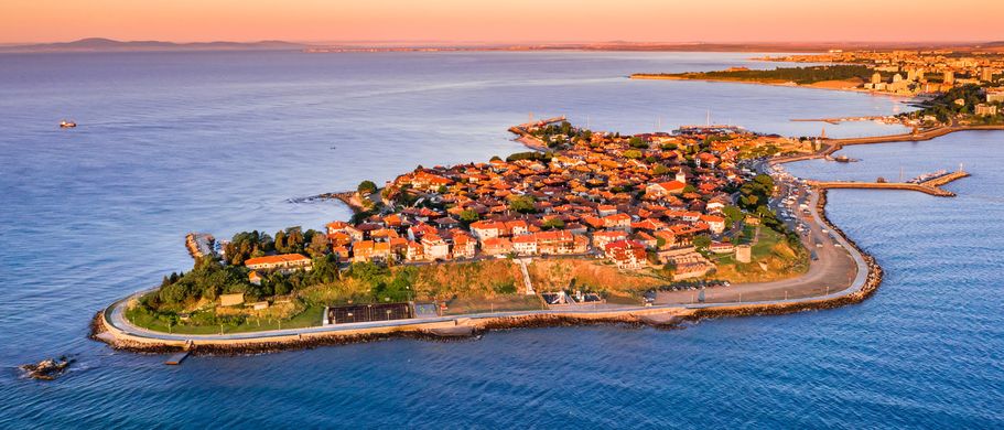 Die Altstadt des malerischen Ortes Nessebar am Sonnenstrand besteht zu großen Teilen aus traditionellen Holzhäusern