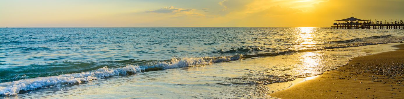 Strand im Türkei-Urlaub beim Sonnenuntergang.